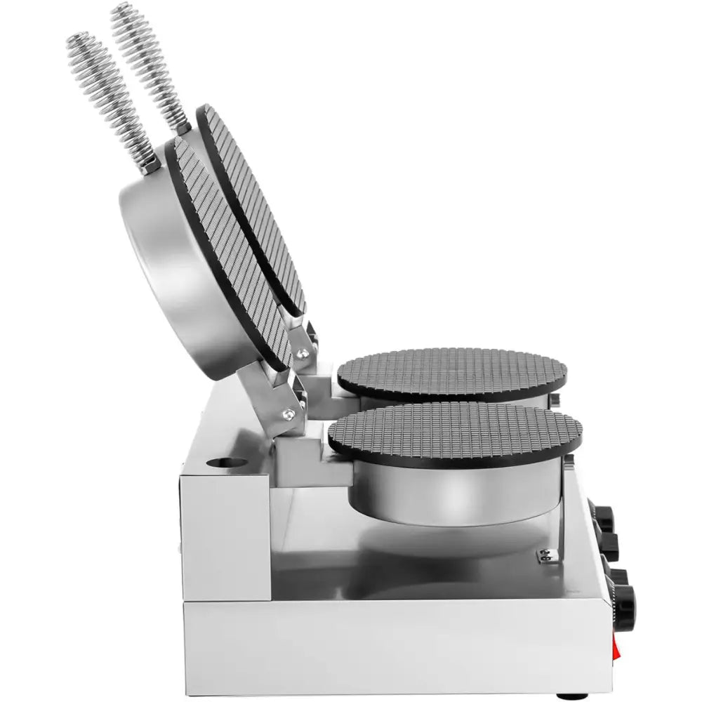 Dobbelt stål vaffeljern for iskjeksskjell, sidevisning med åpent lokk og synlige non-stick rutemønstrede plater.