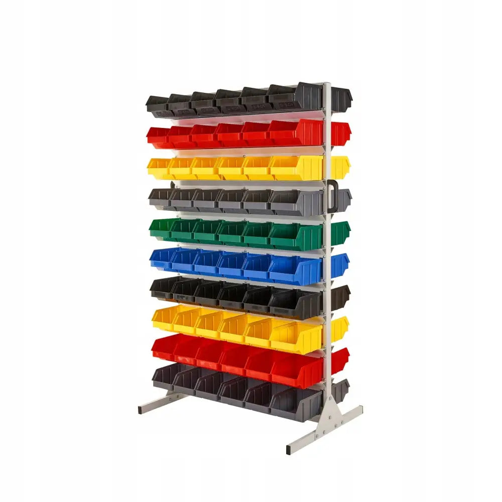 Dobbeltsidig hylle med fargerike plastbokser i ulike størrelser, sett skrått fra siden mot fronten.