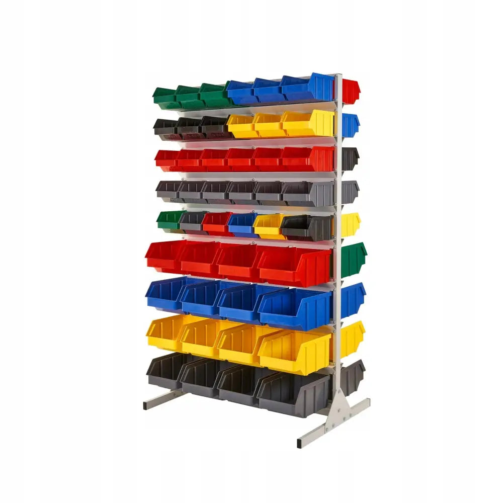 Dobbeltsidig stålhylle med fargerike plastbokser i flere størrelser, sett skrått forfra mot hvit bakgrunn.