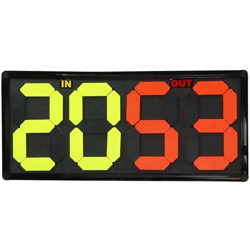 Dobbeltspillerskifte tavle, svart display sett forfra med tydelige gule og røde tall under IN og OUT.
