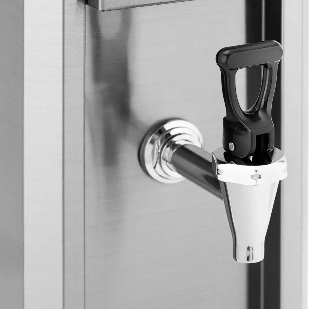 Doseringsdispenser for varmt vann, nærbilde av metallkran med sort plasthåndtak på børstet stål.