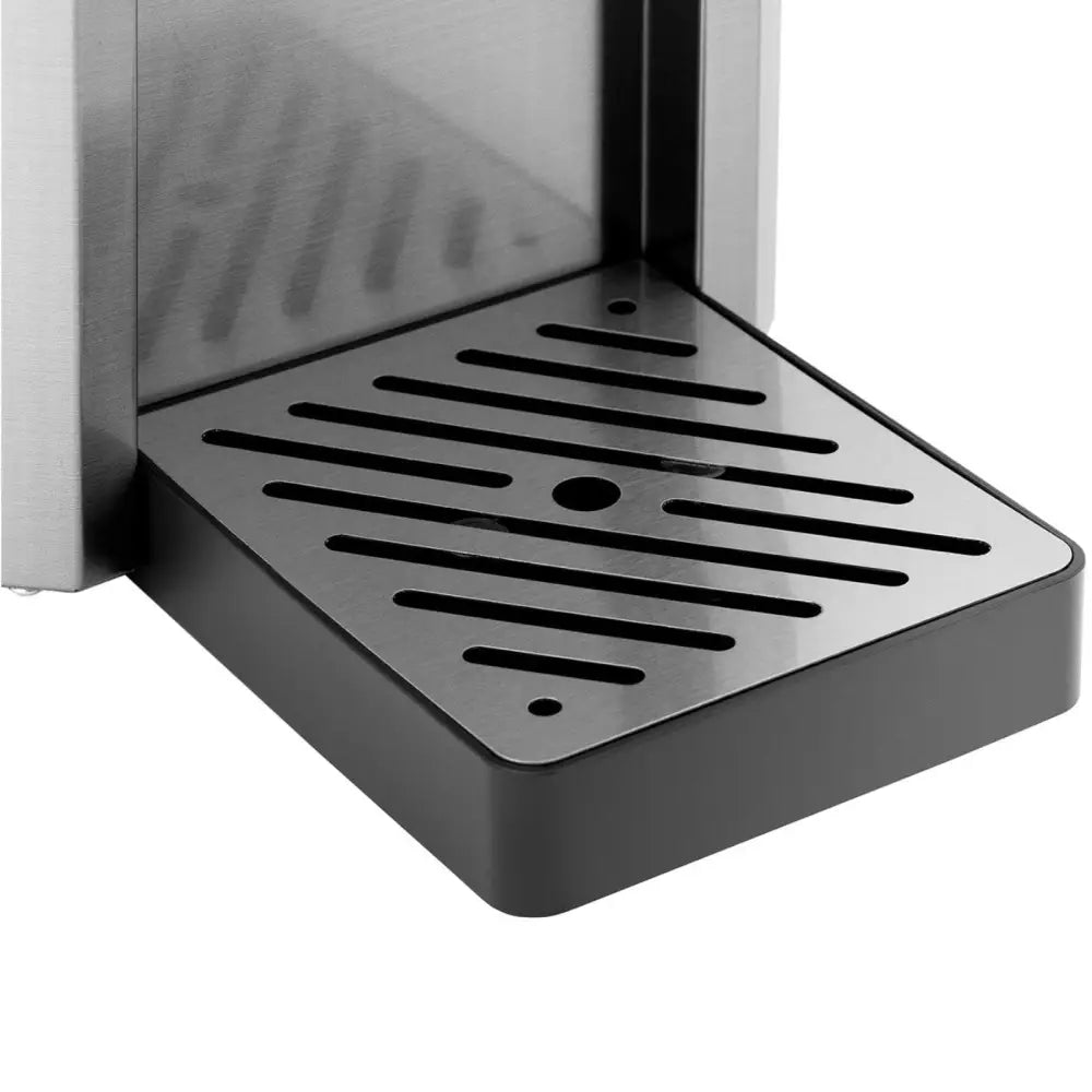 Dryppbrett til doseringsdispenser, rustfritt stål med svart plast, skrå vinkel viser rillemønster og dreneringshull.