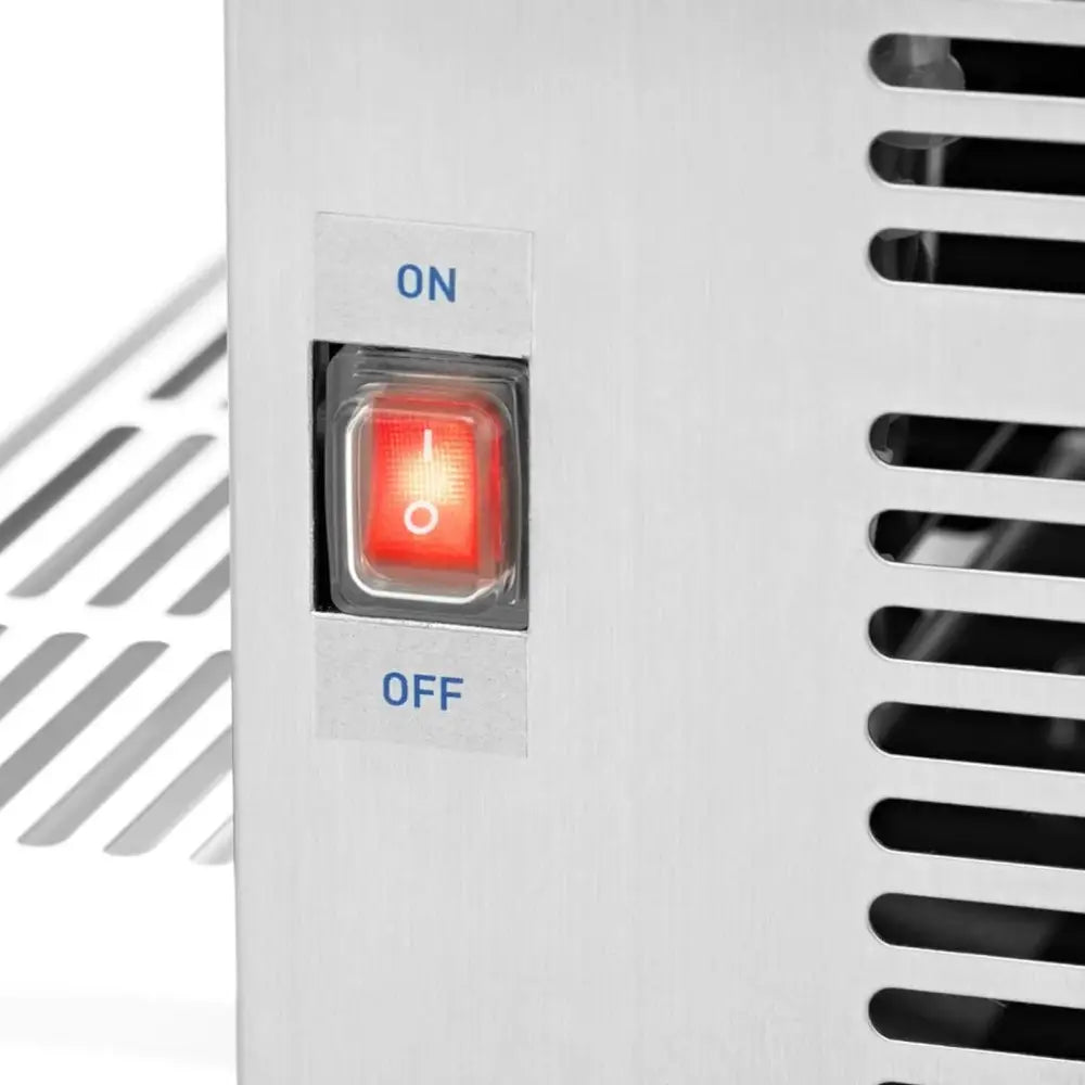 Dozit dobbel drikkevaredispenser, detalj av rød belyst av/på-bryter på metallpanel med ventilasjonshull.