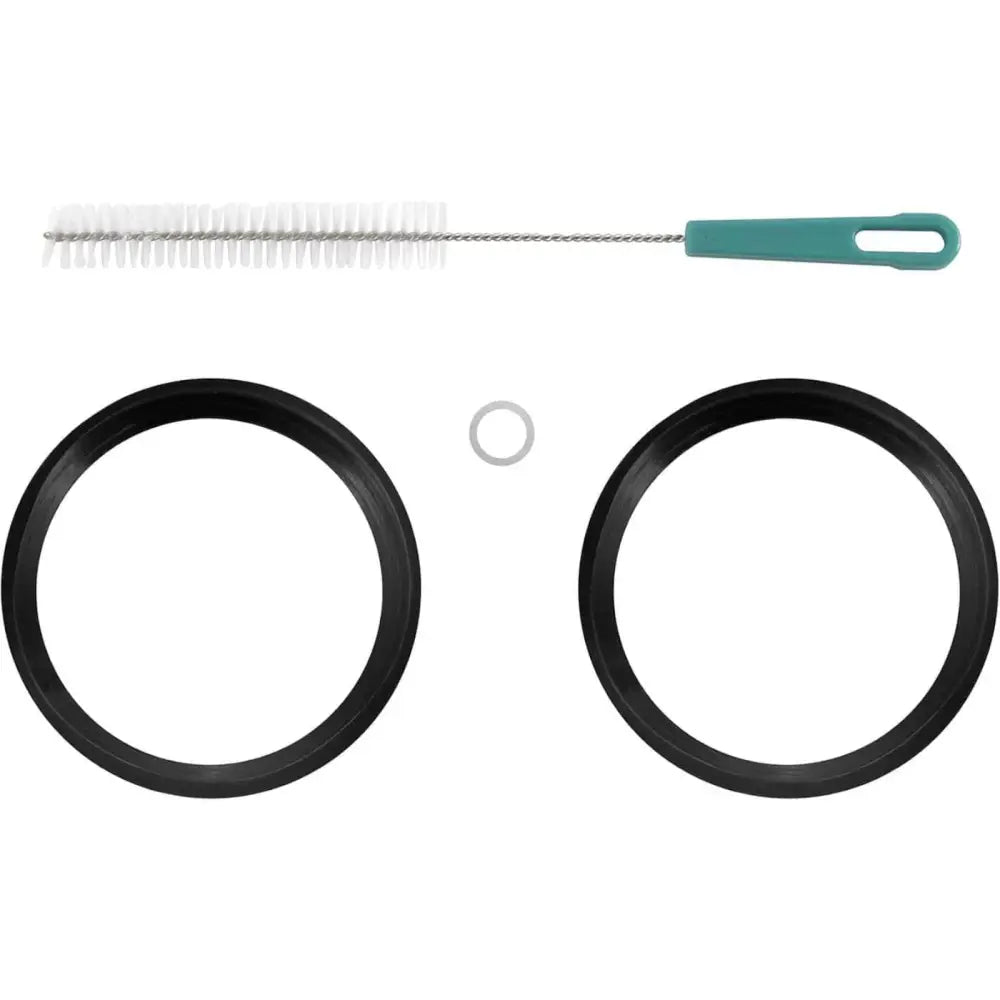 Tilbehør til Dozit dobbel drikkevaredispenser: to sorte gummiringer, hvit tetningsring og grønn rengjøringsbørste.