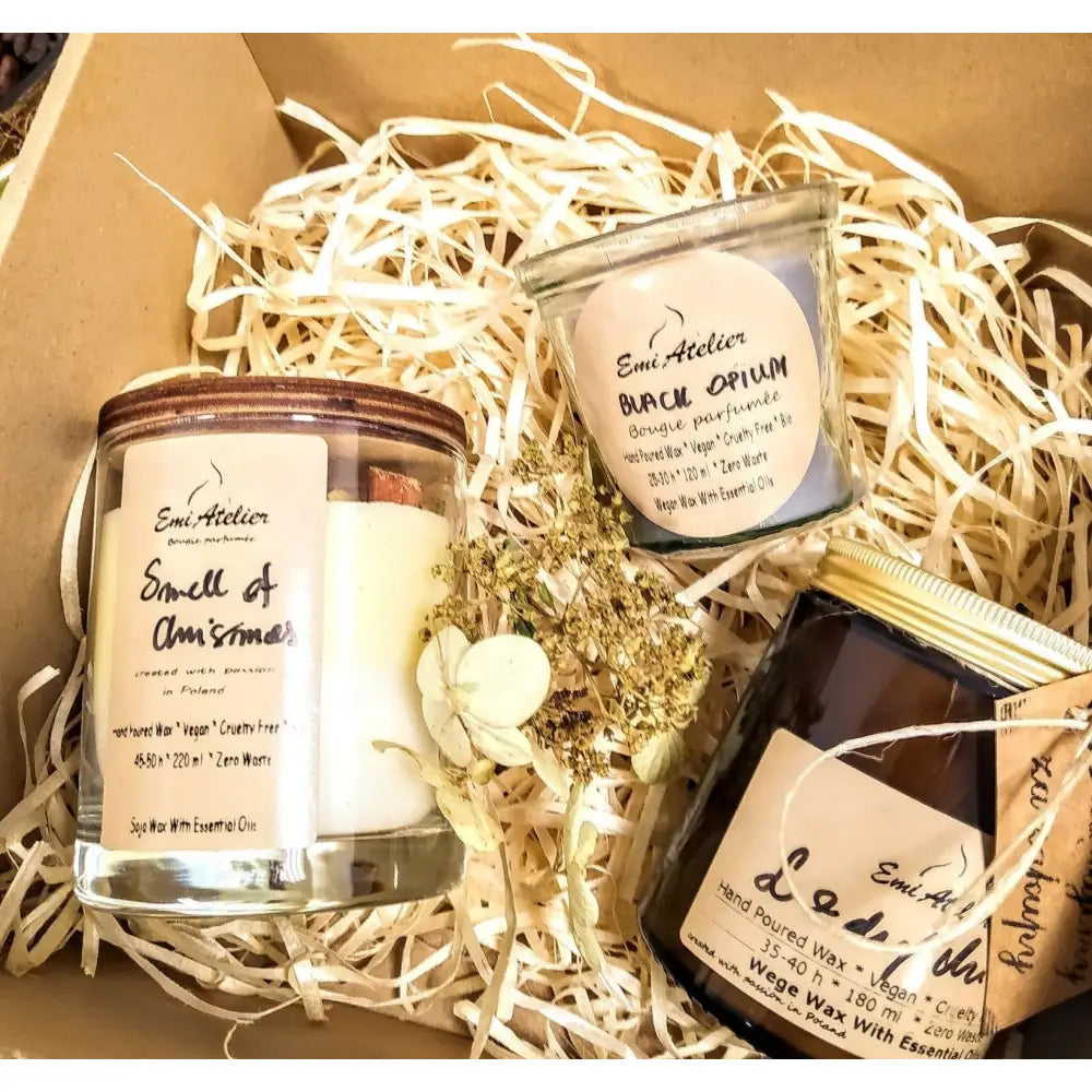 Duftende gavesett med tre duftlys i glass, gaveeske med trestrå og tørkede blomster.