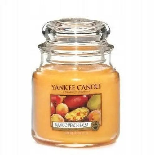 Duftlys Mango Peach Salsa i medium glasskrukke, frontvisning med fruktetikett og gul-oransje voks.