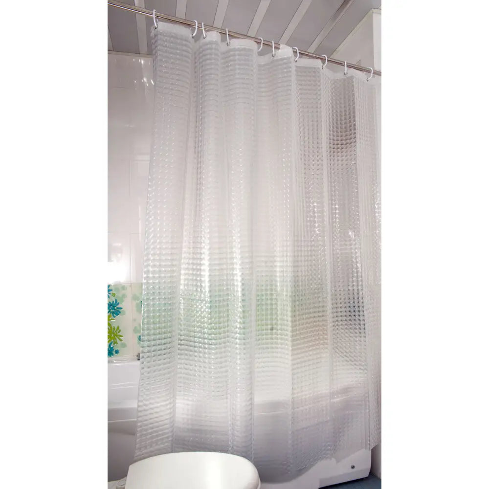 Dusjforheng Duschy, gjennomsiktig plast med rutemønster, henger over badekar i lyst baderom.