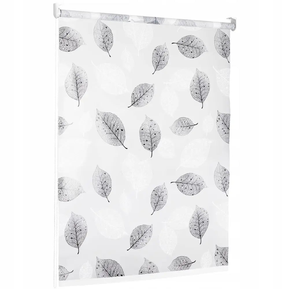 Dusjforheng med bladmotiv, frontvisning av hvitt rullegardin med svart løvbladmønster og snortrekk.