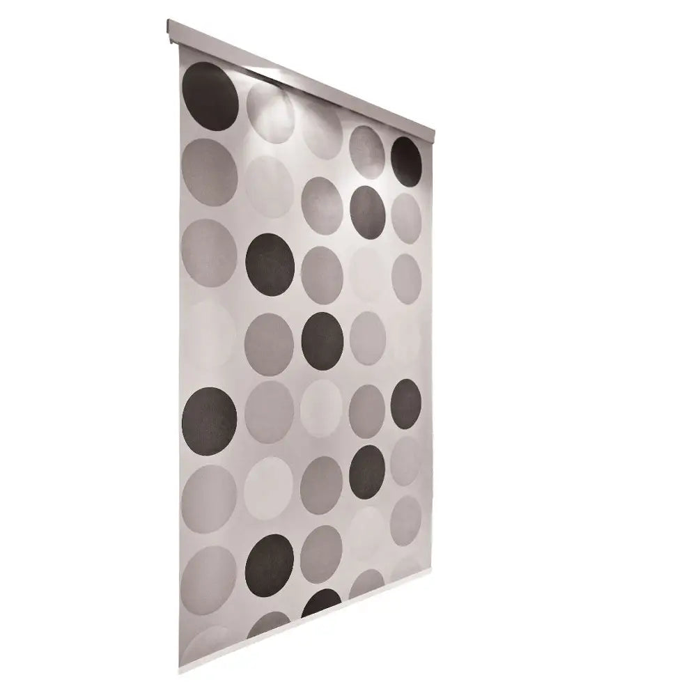 Dusjforhengsstang med tekstil rullegardin, grå og sorte sirkler på hvit bakgrunn, skrå vinkel.