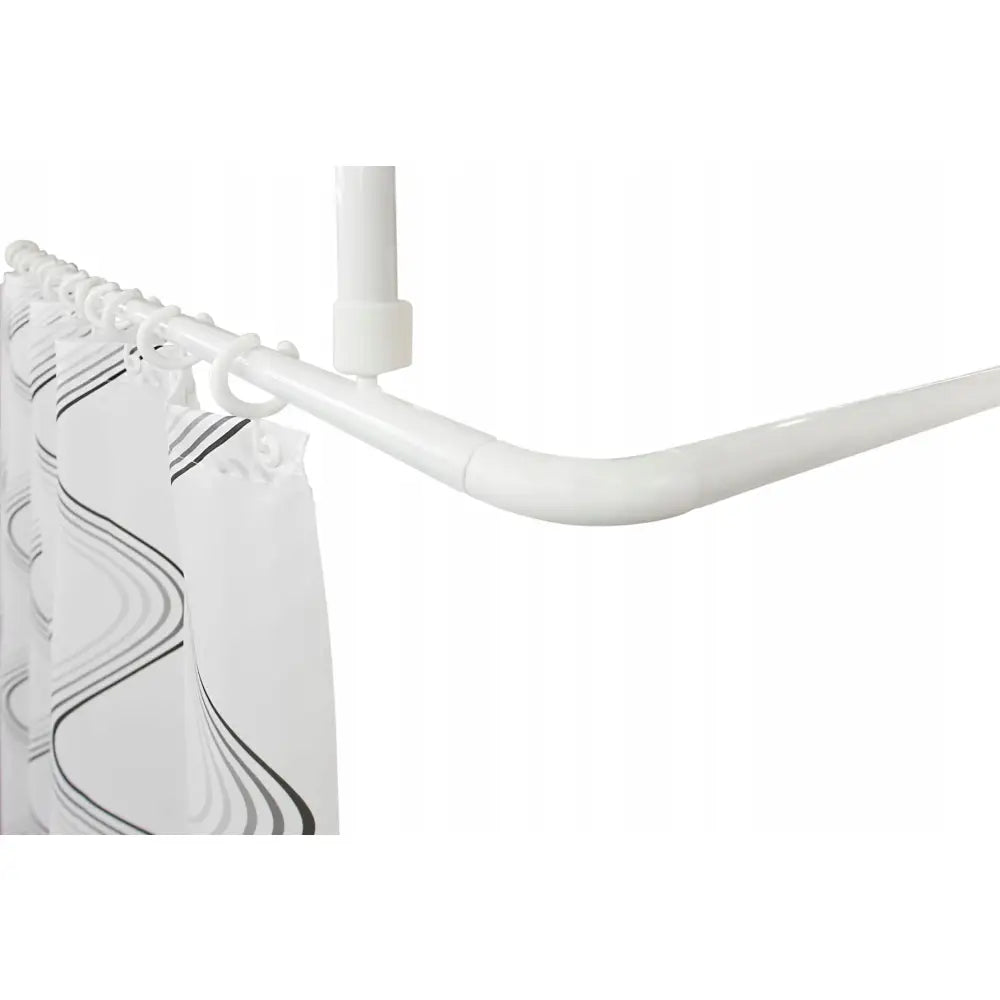 Dusjstang Baderomssystem Universal med hvitt forheng med svarte bølger, L-formet metallstang og ringer.