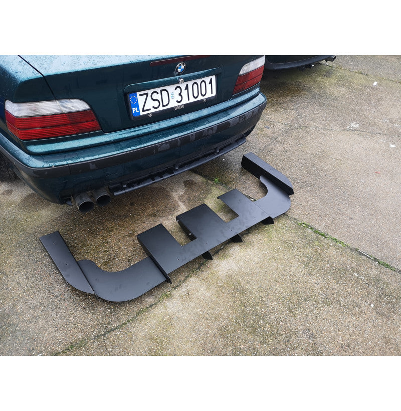 BMW E36 coupé med M-pakke bakdiffuser og justerbare sidepaneler