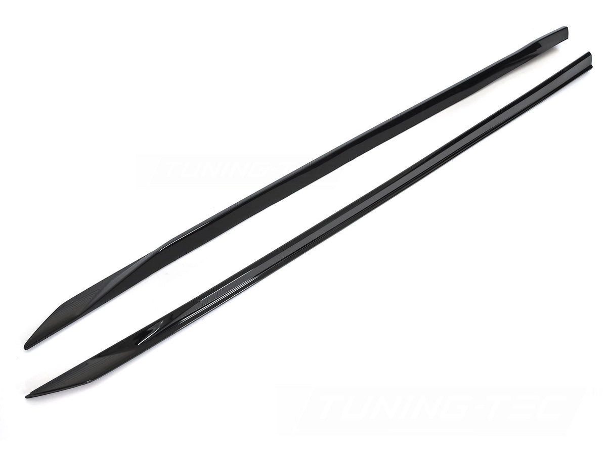 Sideskjørt-utvidelse Performance Style til Bmw G60/G61 23-, sett rett forfra på hvit bakgrunn.