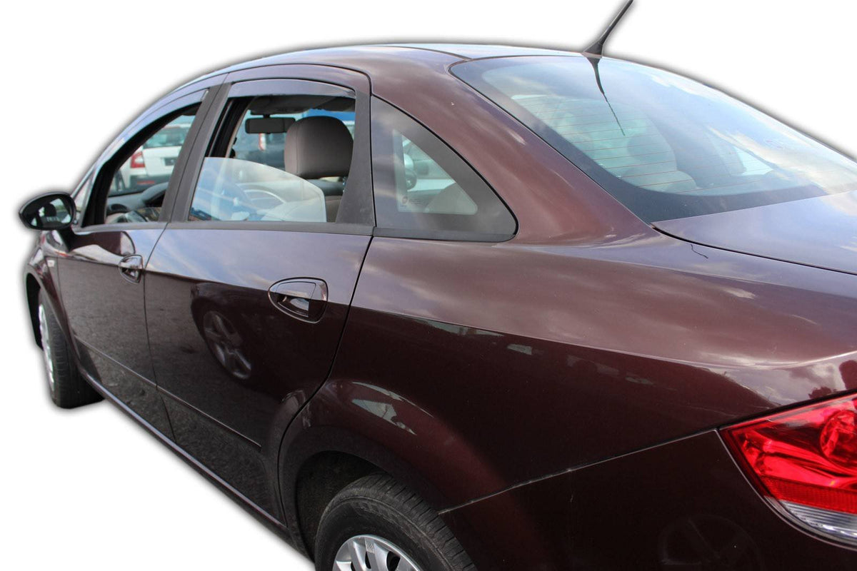 Vindavviser Fiat LINEA 4-dørs (2007-2015) – PMMA Plexi - nærbilde