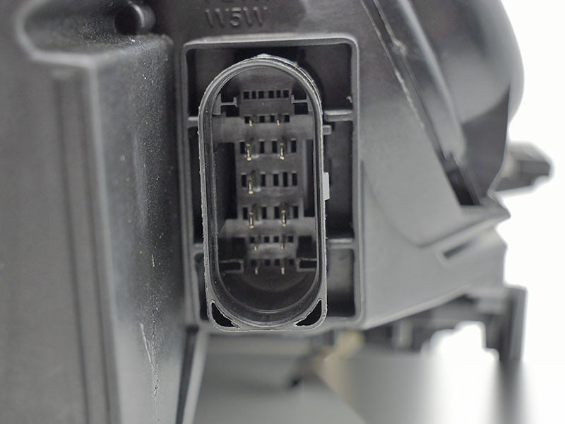 Frontlykter Audi A4 B7 04-08 sett fra siden — profil synlig.