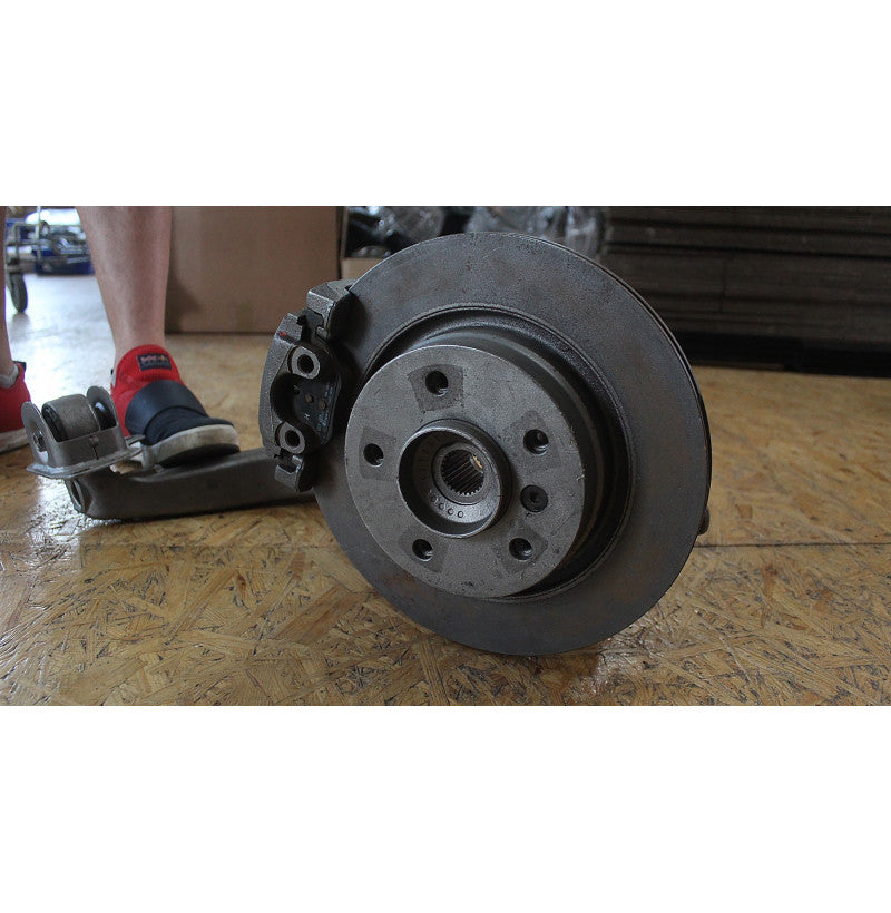 Drift bremseadapter BMW E46 komplett sett med skruer for montering
