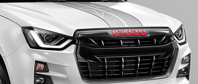 Emblem/logo til Isuzu D-Max III > Sport Red Edition montert på grill foran i rød ABS-plast