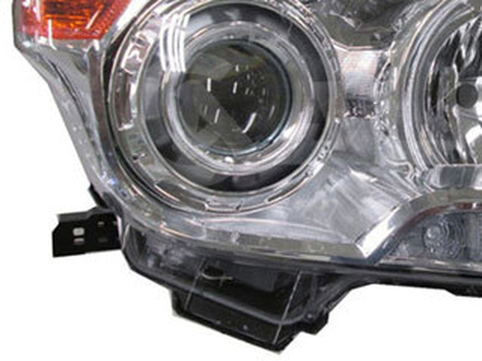 Detalj av xenon projektorlinse i høyre frontlykt Land Cruiser J200 facelift
