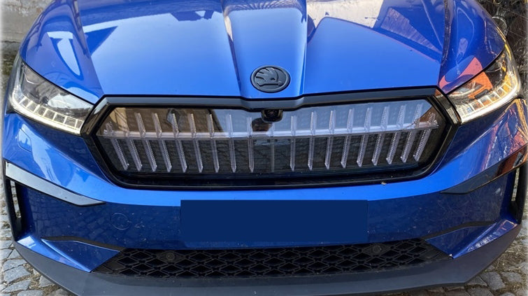 Emblem/logo til Skoda Enyaq > Monte Carlo Matt Black med blank svart finish og perfekt passform, montert på panser