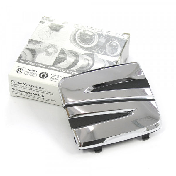 Emblem/logo til Seat Alhambra (7N) Chrome i krom til frontgrill, original Seat-del, UV- og temperaturbestandig