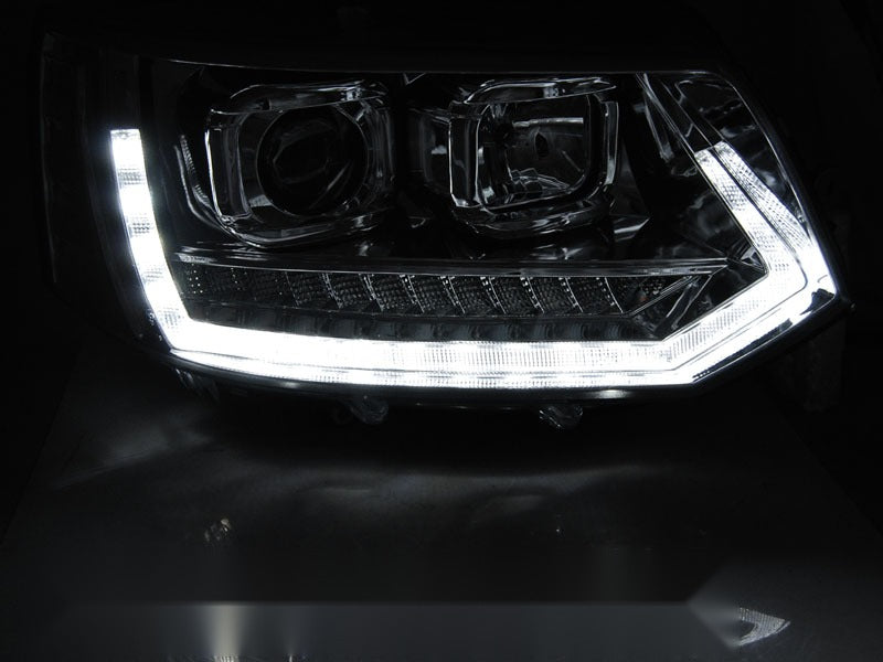 Detaljbilde av frontlykter-par til VW T5 10-15.