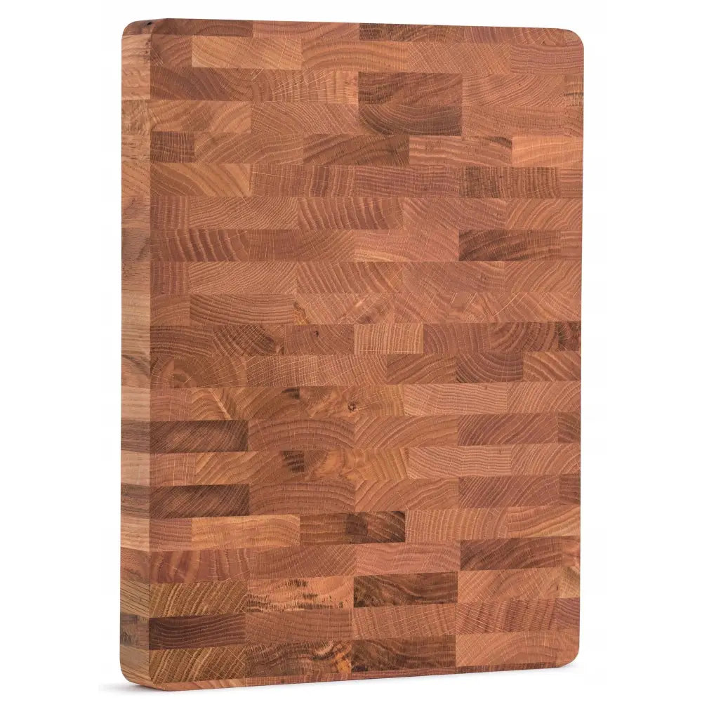 Eik kjøkkenhakkebrett blokk med synlig endetre-mønster og avrundede hjørner, sett fra skrå vinkel.