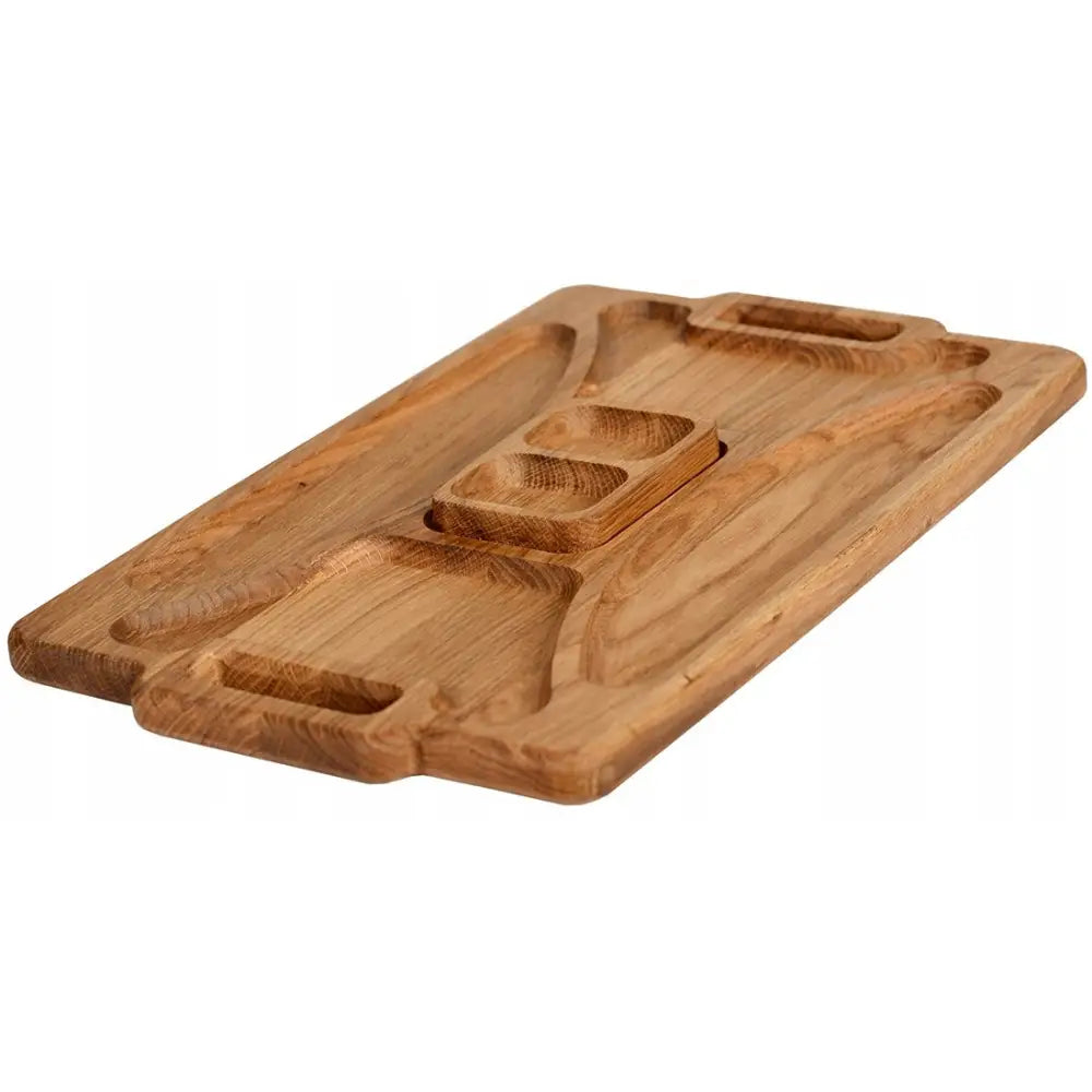 Eik serveringsbrett XXL med inndelte rom, lys trestruktur og avrundede kanter, sett skrått ovenfra.