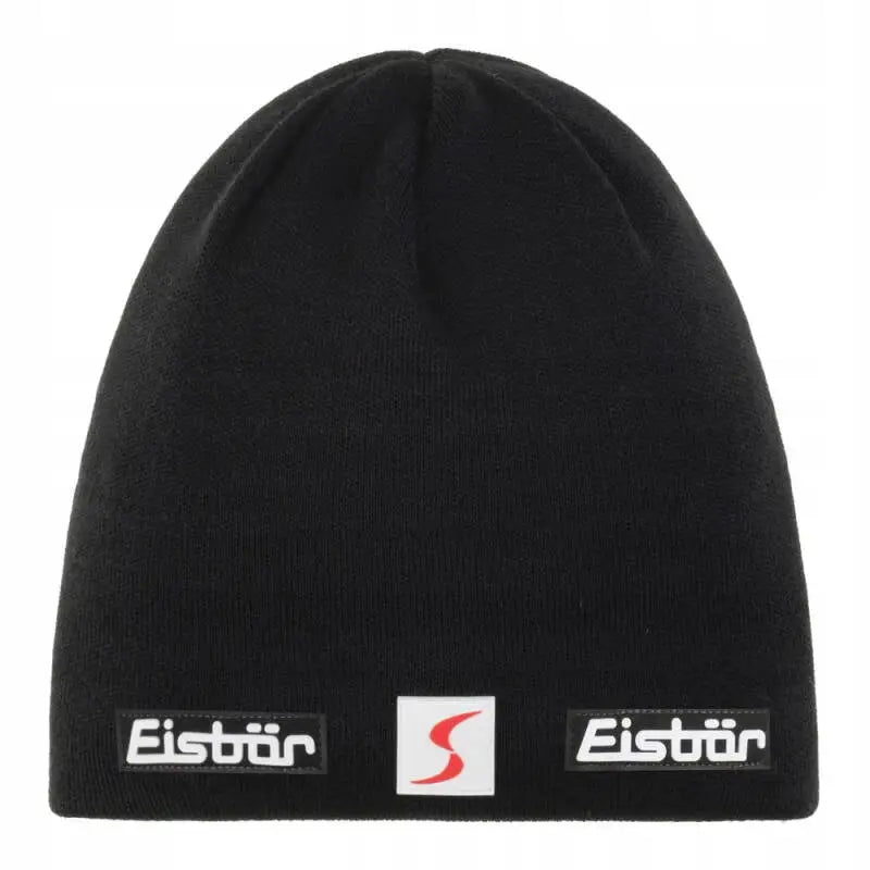 Eisbar Ogle OS SP svart lue sett forfra, med to hvite logoer og rød detalj foran ved kanten.