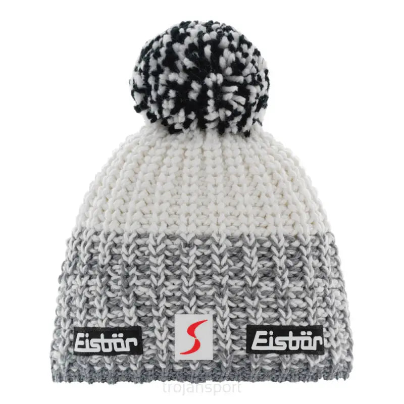 Eisbar Refocus Pompon lue i grått og hvitt mønster, stor sort-hvit dusk og synlige logoer foran.