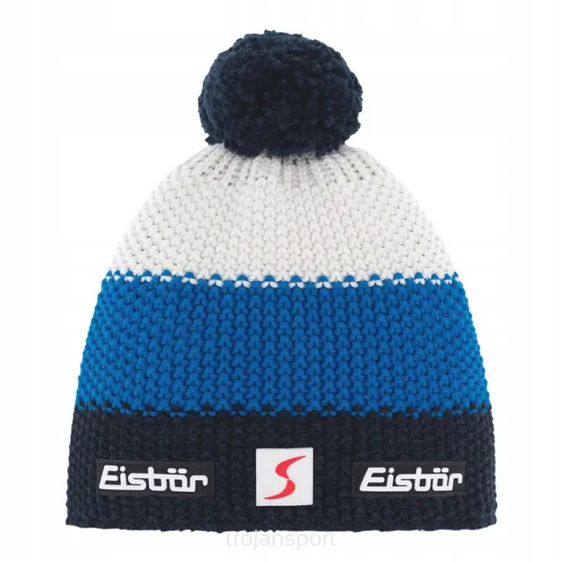 Eisbar Star Pompon lue for herre, frontbilde med hvit, blå og marineblå strikk, dusk og logoer nederst.