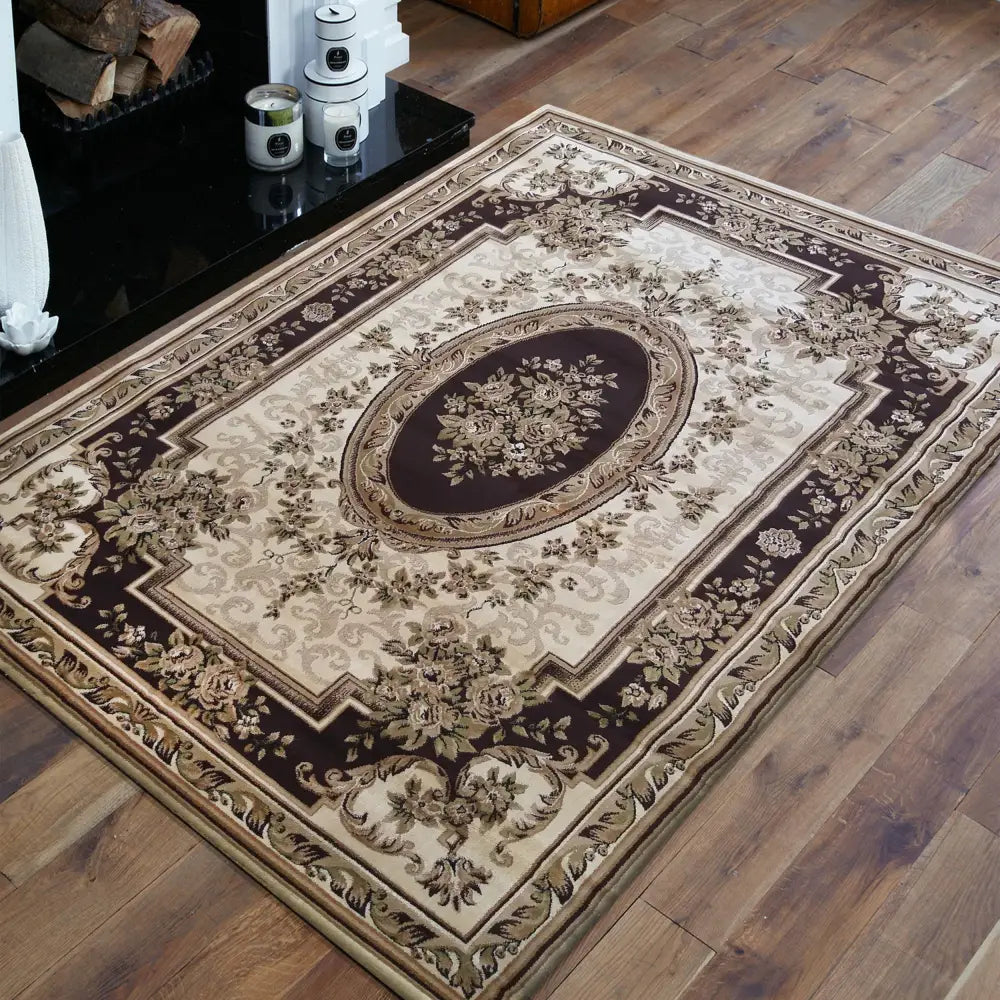 Eksklusiv bronse rektangulært teppe, beige og brune nyanser med blomsterdekor, skrå oversiktsvinkel på tregulv.