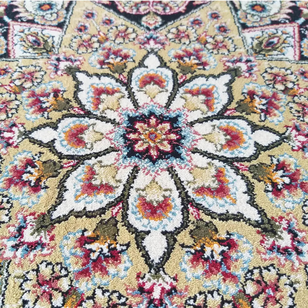 Eksklusivt kremfarget teppe, nærbilde av blomstermønster og tekstur i blått, rødt, hvitt og beige.