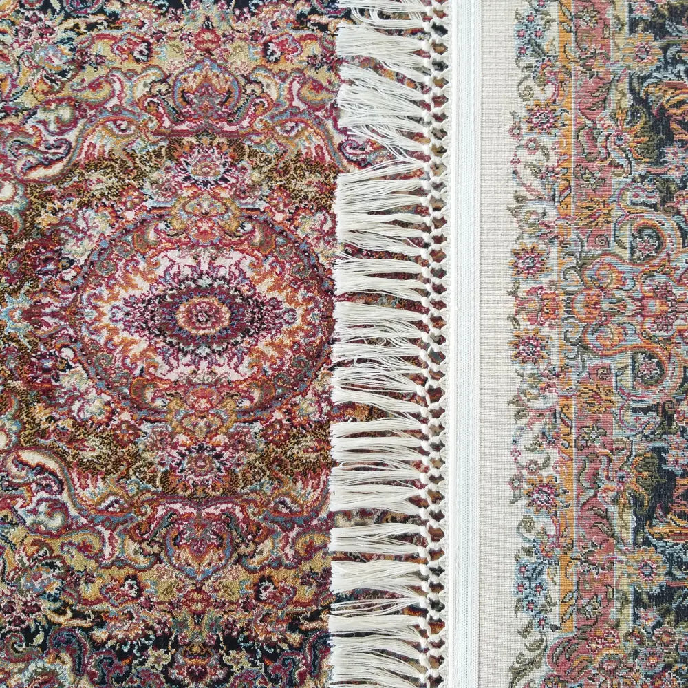 Eksklusivt kremet teppe 150 x 230 cm, nærbilde av orientalsk mønster i rødt, beige og blått med hvite frynser.