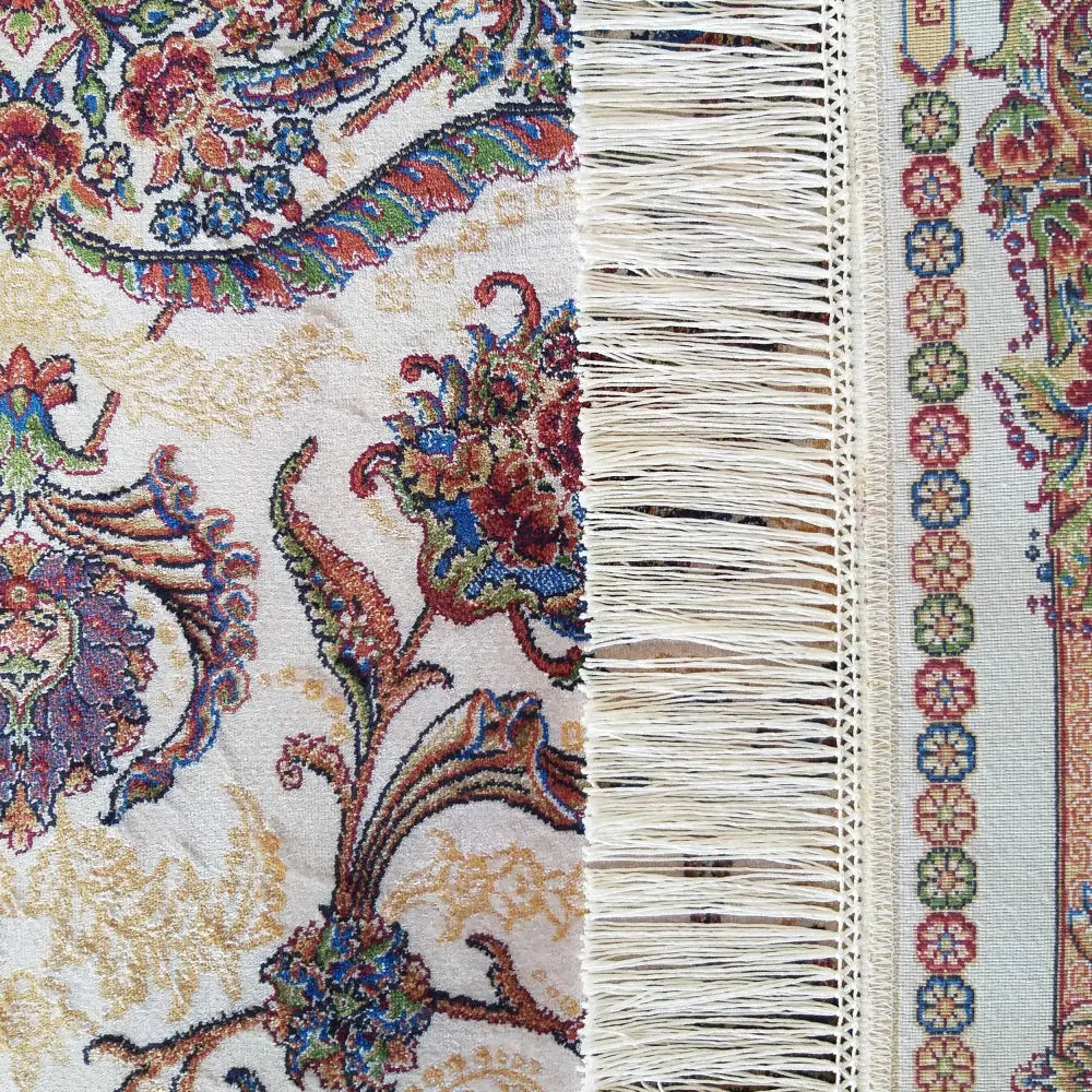 Eksklusivt Qum Silk Tepe 08 kremfarget teppe, nærbilde av floralt blomstermønster og fine vevdetaljer.