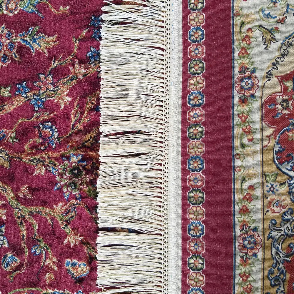 Qum Silk Tepe 11, detaljert rødt og beige teppe med hvite frynser, blomstermønster og smal geometrisk kant.