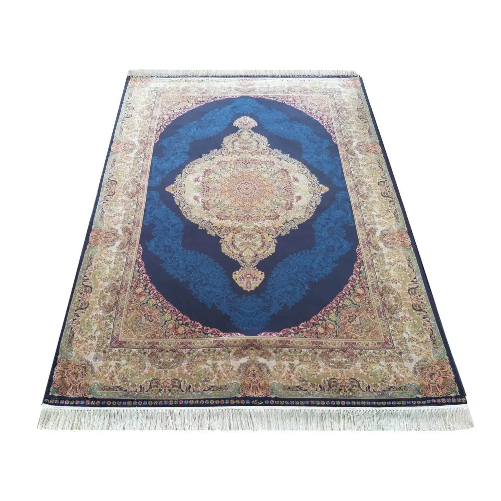 Eksklusivt Qum Silk Tepe 160x230 cm, skrå oversikt som fremhever blått orientalsk mønster og dekorative frynser.