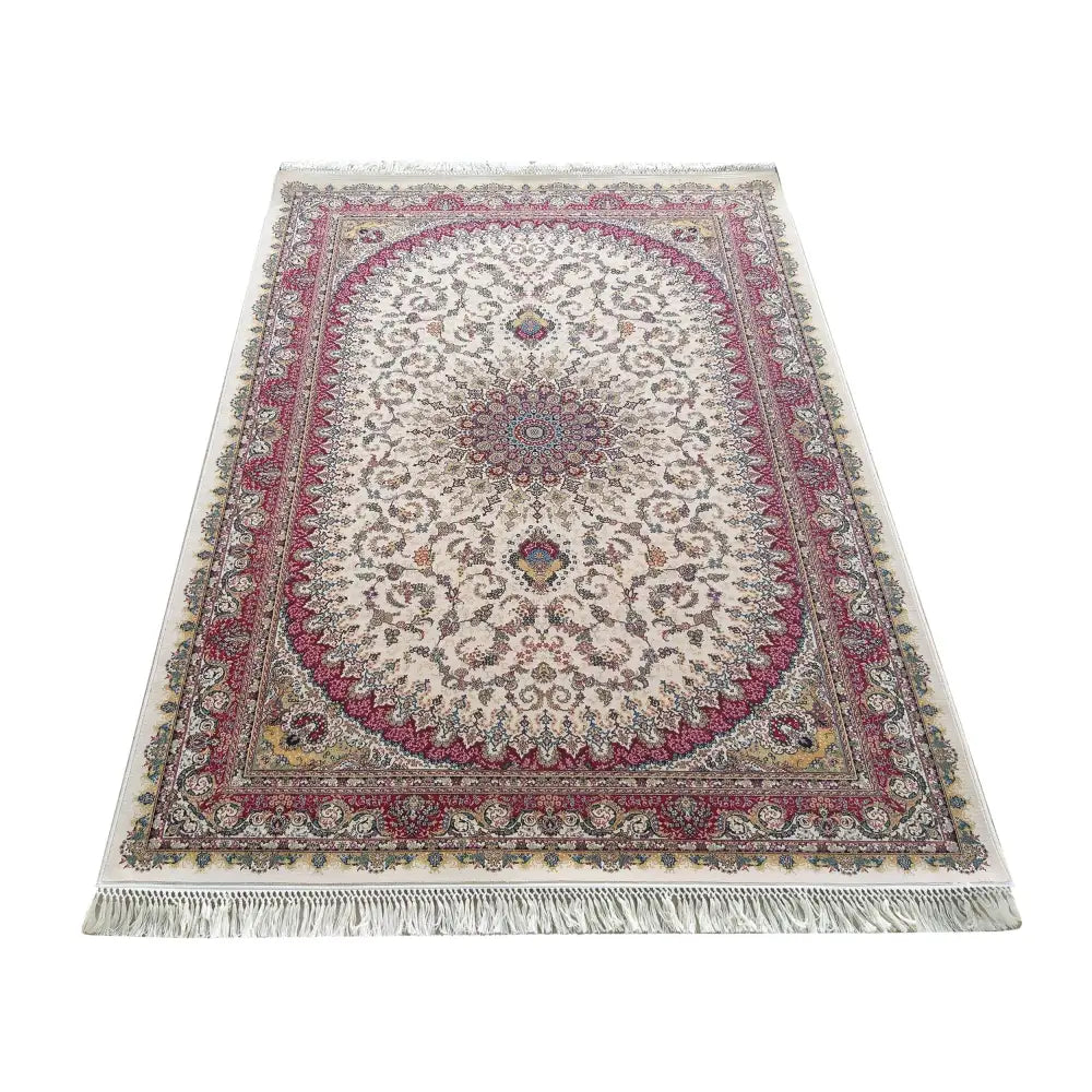 Eksklusivt teppe med kremfarget bunn og orientalske røde, blå og beige mønstre, sett ovenfra med frynser.