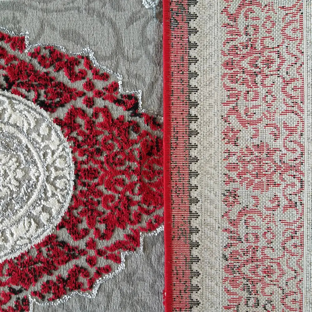 Eksklusivt Angora Tepe 01, nærbilde av grått og rødt orientalsk mønster med rød og beige kant.