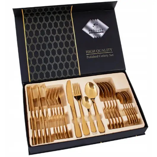 Eksklusivt gullbestikk sett med 24 deler, presentert i svart eske med gullmønster og separate innlegg for hvert bestikk.