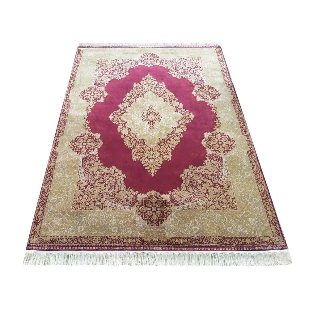 Eksklusivt Qum silketeppe, vinrød og beige med orientalsk mønster og frynser, sett fra skrått fugleperspektiv.