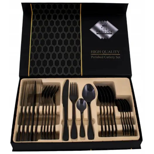 Eksklusivt svart bestikksett med matt overflate, elegant arrangert i beige boks med dekorativ innside, sett ovenfra.