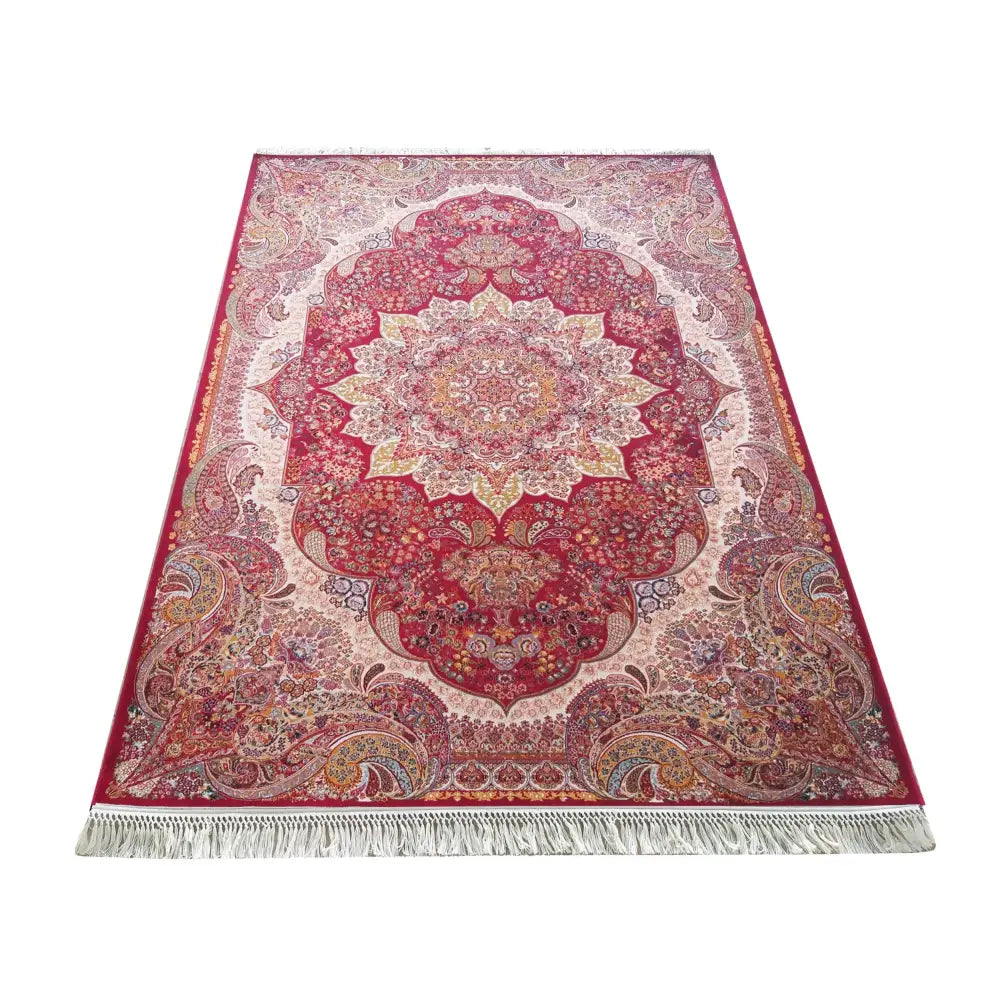 Eksklusivt persisk teppe i rødt med orientalsk mønster, beige og gylne detaljer, hvite frynser langs kanten.