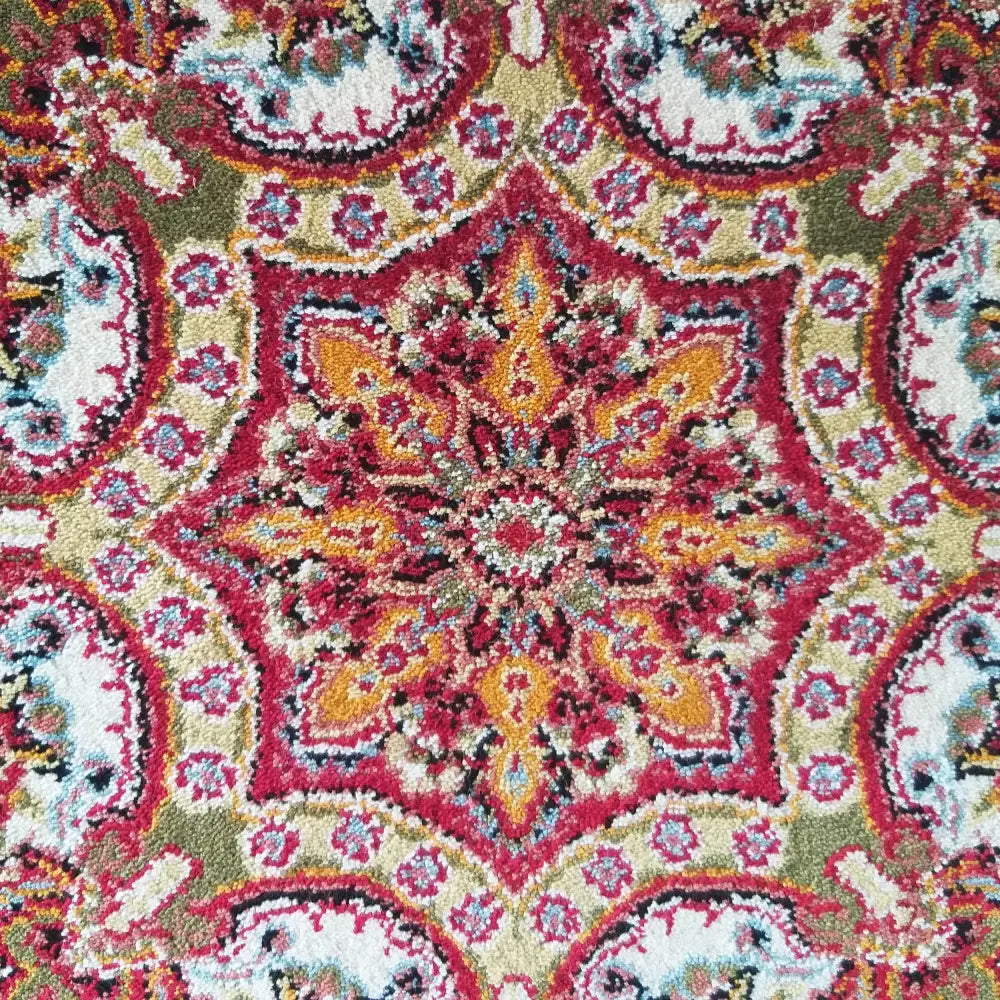 Eksklusivt orientalsk teppe, nærbilde som fremhever det røde mønsteret og garnets detaljerte struktur.