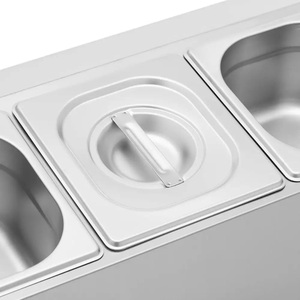 Ekspansjonsstativ med fem trekantede GN 1/6 beholdere med lokk, sett skrått ovenfra.