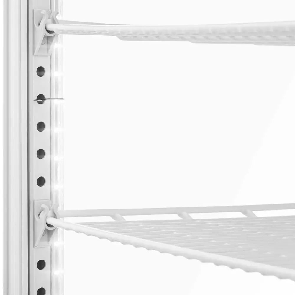 Eksponeringskjøleskap, detalj av hvite metallhyller og festeanordninger i justerbart hullsystem.