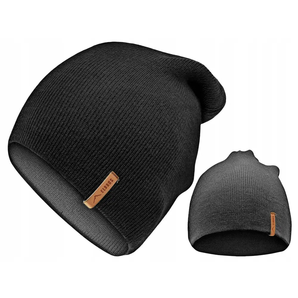 Elbrus vinterlue Krasnal for herre, mørk grå ribbestrikk med brun lærpatch og logo, sett skrått forfra.