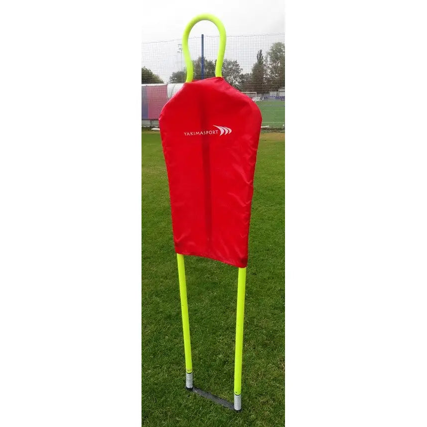 Eldre fjærkjerne madrass, rød treningsfigur med gul ramme og logo, stående på gress med feste for bakken.