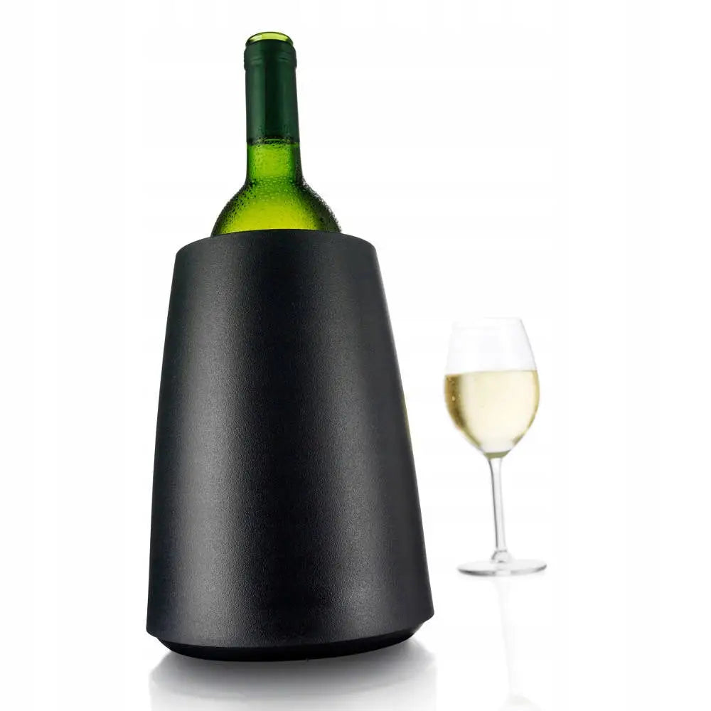 Elegant Aktiv Vinkjøler fra Vacu Vin, frontvisning med grønn vinflaske og glass hvitvin på hvit bakgrunn.