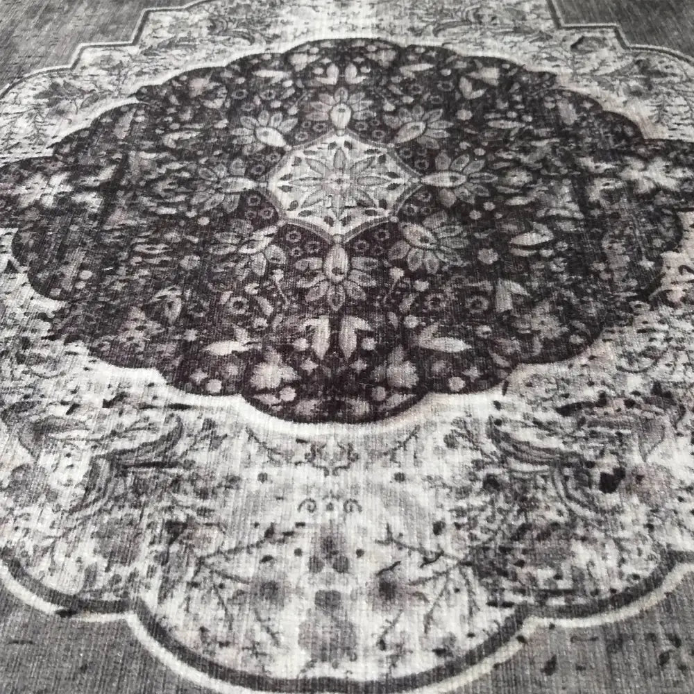 Elegant grå teppe 180 x 280 cm, nærbilde av midtpartiet med orientalsk mønster i svart og grått.