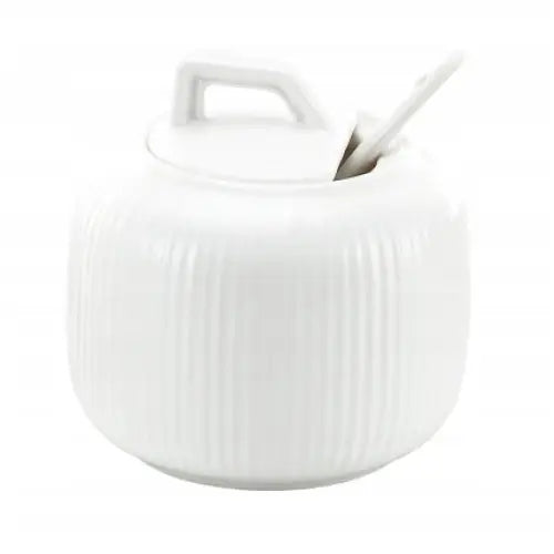 Elegant hvit sukkerskål i porselen med vertikale riller, lokk med geometrisk hank og tilhørende skje.