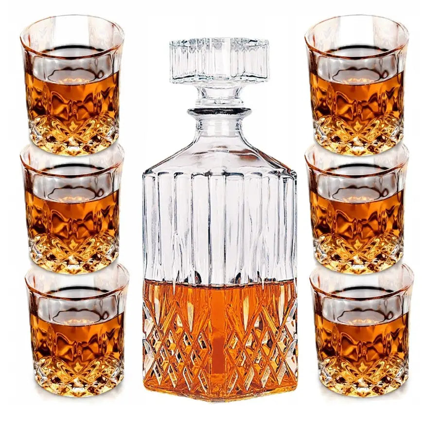 Elegant karaffel og seks whiskyglass med slipte mønstre, fylt med brun drikke, frontvisning.